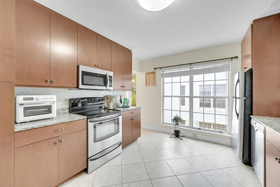 6245 Old Court Road, Unit 202 Boca Raton, FL 33433 - Photo 10 of 41 a kitchen with a stove a sink and a microwave