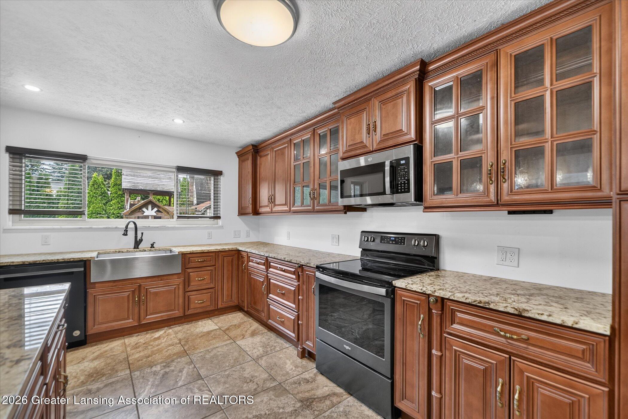 2915 North Cambridge Road Lansing, MI 48911 - Photo 12 of 36 11