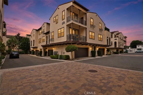 $725,000 | 1895 Orizaba Avenue, Unit 104, Signal Hill, CA 90755