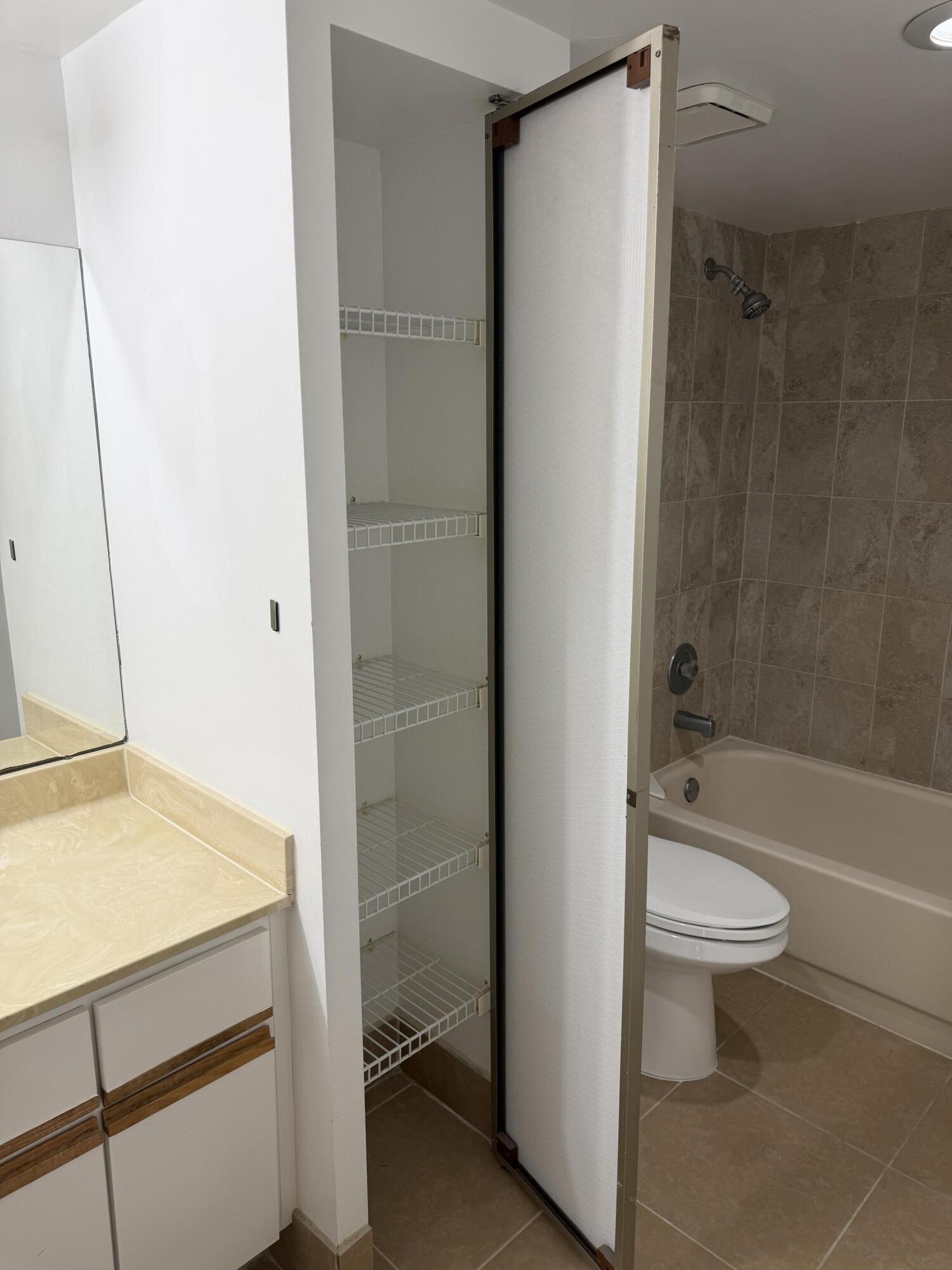 8461 Boca Rio Drive Boca Raton, FL 33433 - Photo 17 of 27 FULL BATH W/TUB