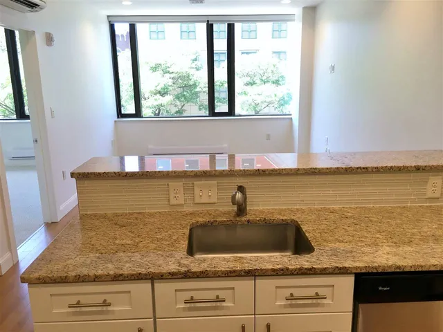 $2,583 | 875 Elm Street, Unit 214, Manchester, NH 03101