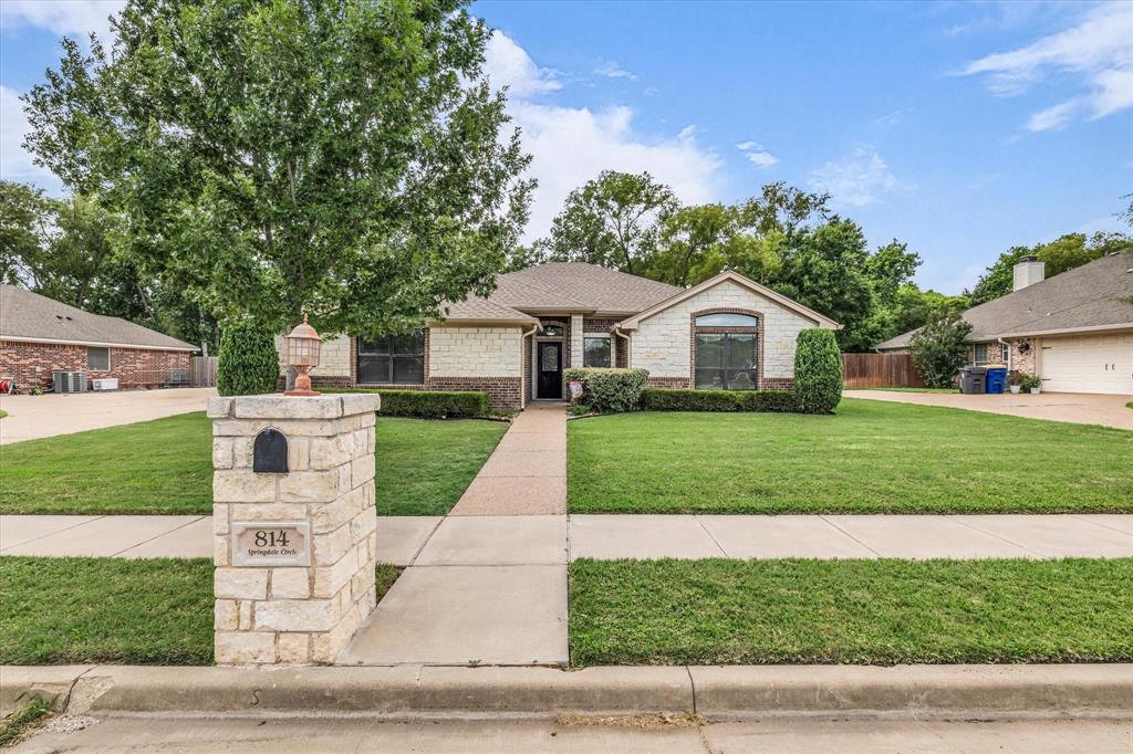 814 Springdale Circle Lorena, TX 76655 - Photo 2 of 37 Single-story residence featuring a stone and brick facade