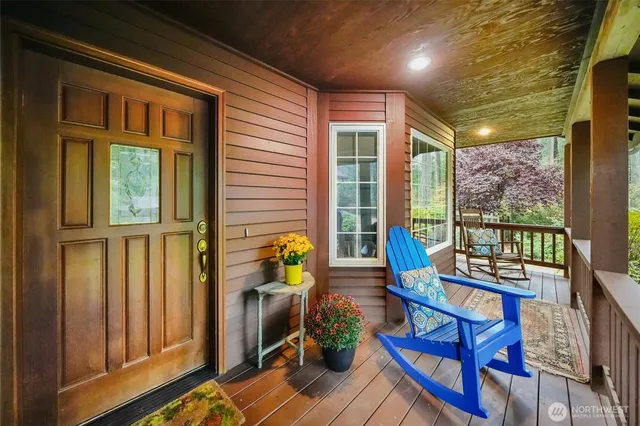 a view of a livingroom with furniture
