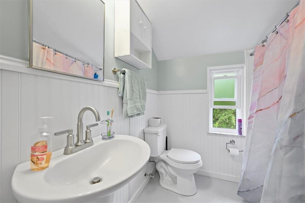 951 Highview Road Pittsburgh, PA 15234 - Photo 22 of 25 a bathroom with a sink a toilet and a bathtub