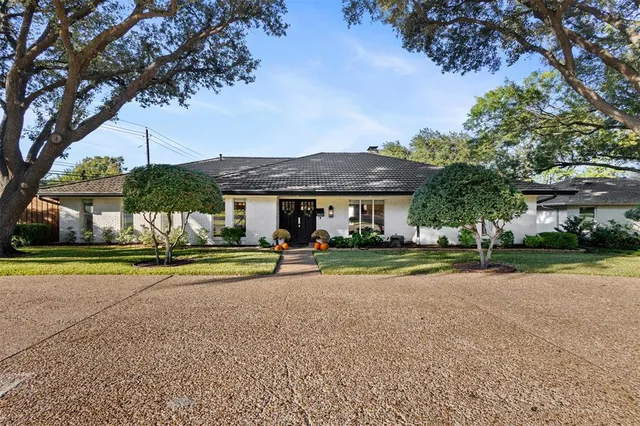 a view of outdoor space yard and porch
