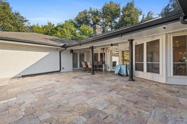 a view of a house with backyard and porch
