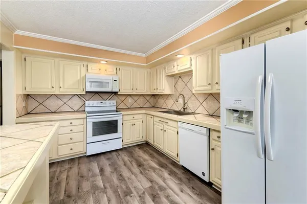 $285,000 | 6708 West 109th Street, Unit E, Overland Park, KS 66211