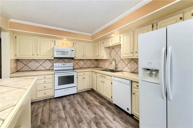 $285,000 | 6708 West 109th Street, Unit E, Overland Park, KS 66211