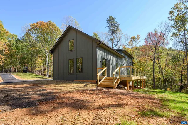 a view of a house with backyard