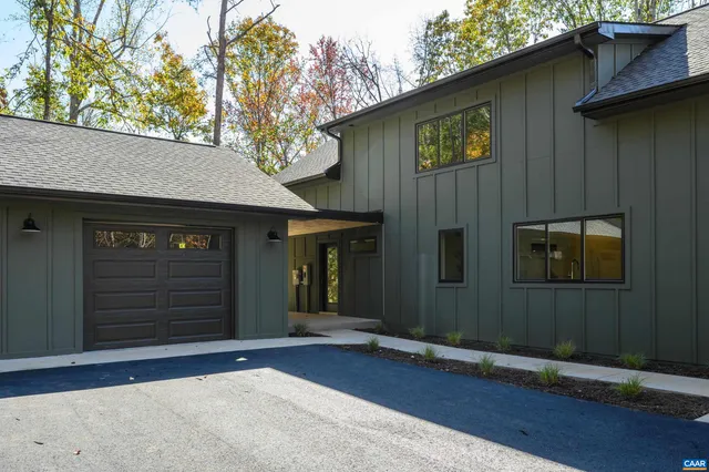 a view of backyard of the house