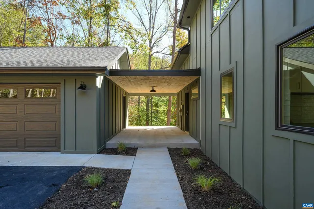 a view of a pathway with a pathway