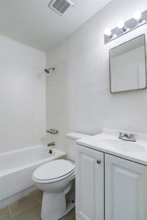 3823 Lydia Street Houston, TX 77021 - Photo 14 of 18 a bathroom with a sink a toilet and a bathtub