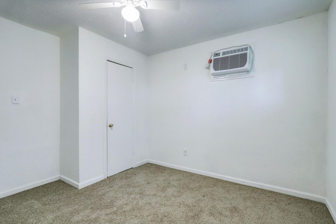 3823 Lydia Street Houston, TX 77021 - Photo 15 of 18 an empty room with a ceiling fan
