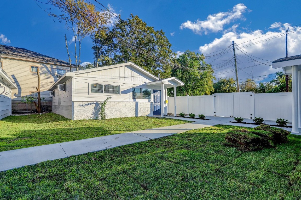 3823 Lydia Street Houston, TX 77021 - Photo 3 of 18 a house view with a garden space