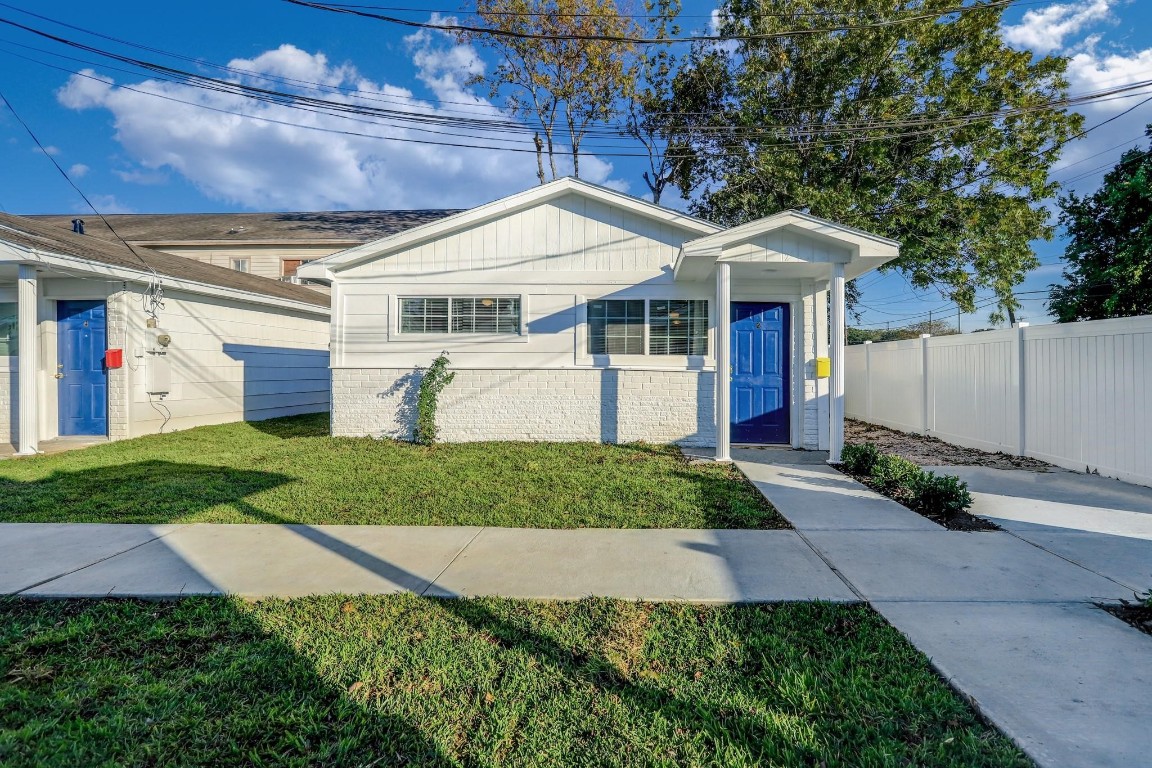 3823 Lydia Street Houston, TX 77021 - Photo 4 of 18 a front view of a house with garden