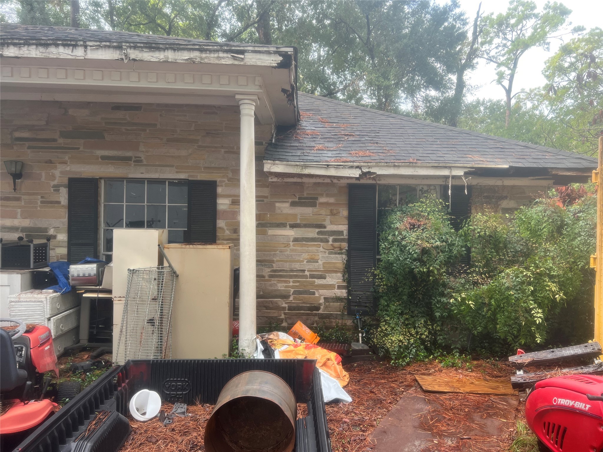 16707 Waycreek Road Houston, TX 77068 - Photo 4 of 29 a backyard of a house with seating space