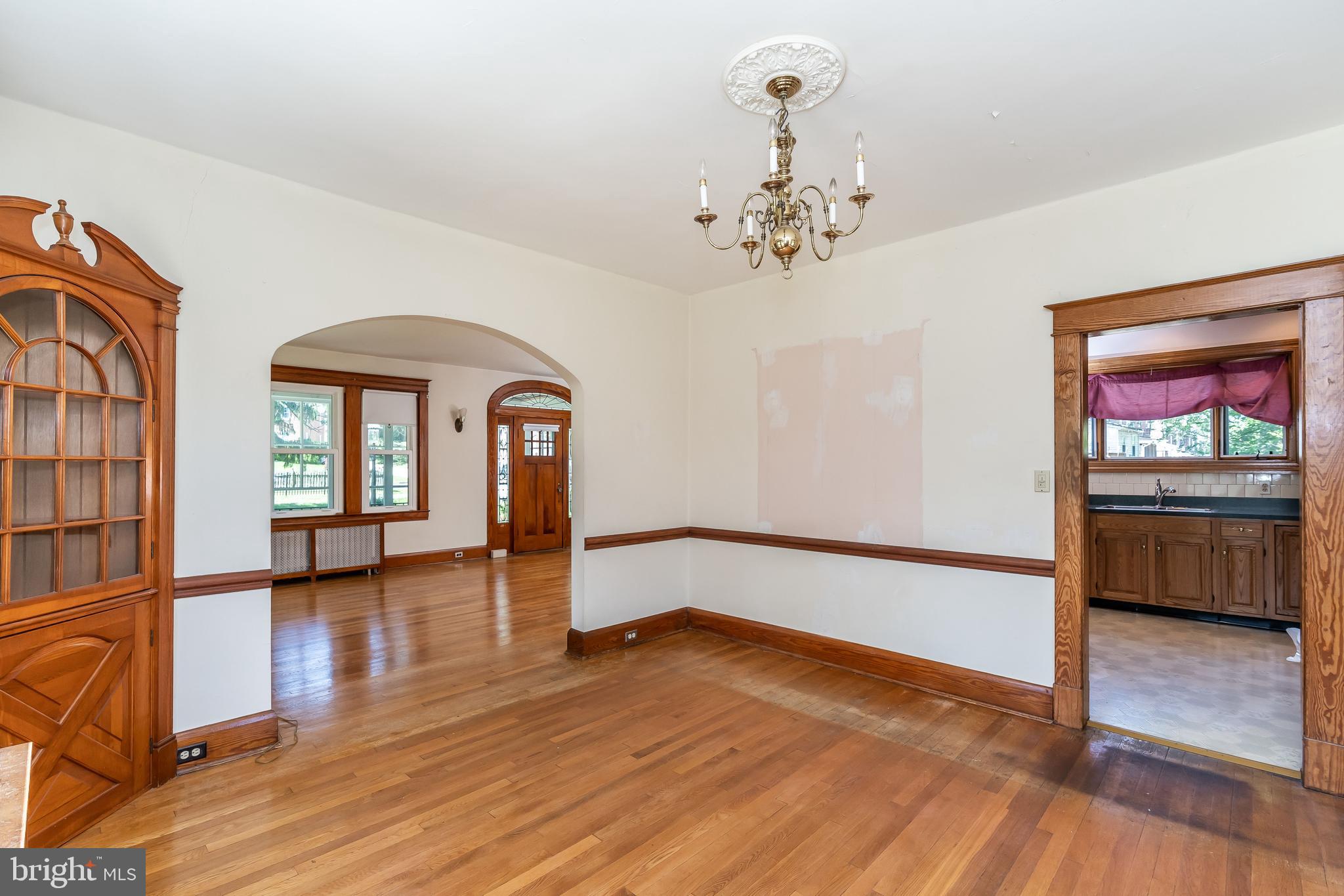 137 Cherrydell Road Baltimore, MD 21228 - Photo 15 of 44 Corner built-in