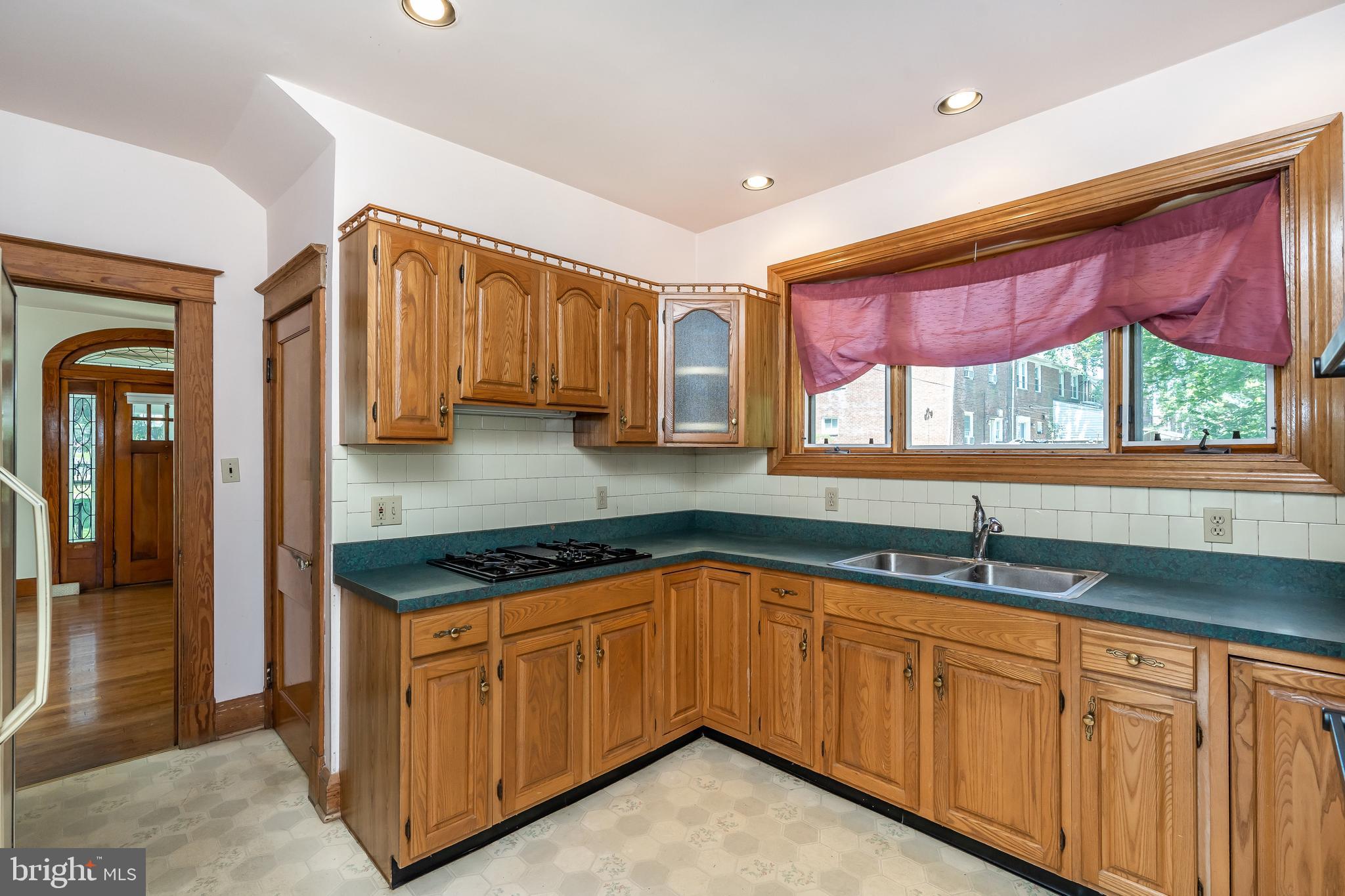 137 Cherrydell Road Baltimore, MD 21228 - Photo 16 of 44 Spacious kitchen