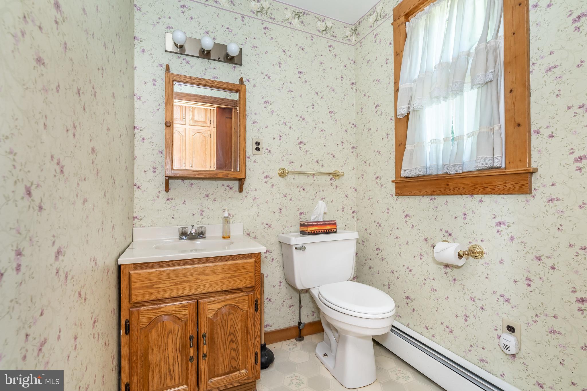 137 Cherrydell Road Baltimore, MD 21228 - Photo 20 of 44 Main level half bath