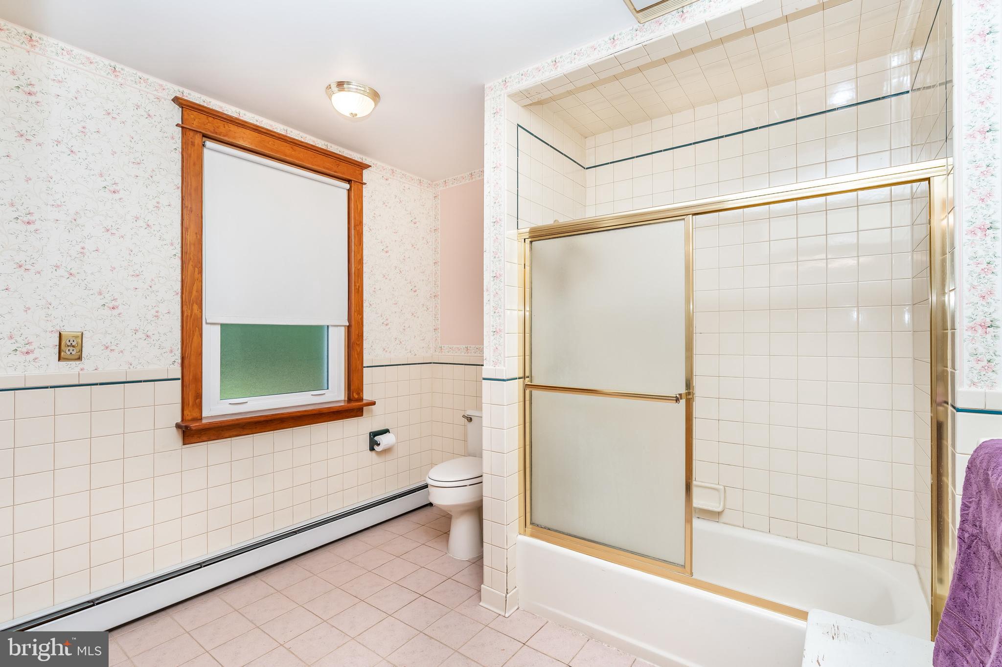 137 Cherrydell Road Baltimore, MD 21228 - Photo 26 of 44 Large upper level full bath