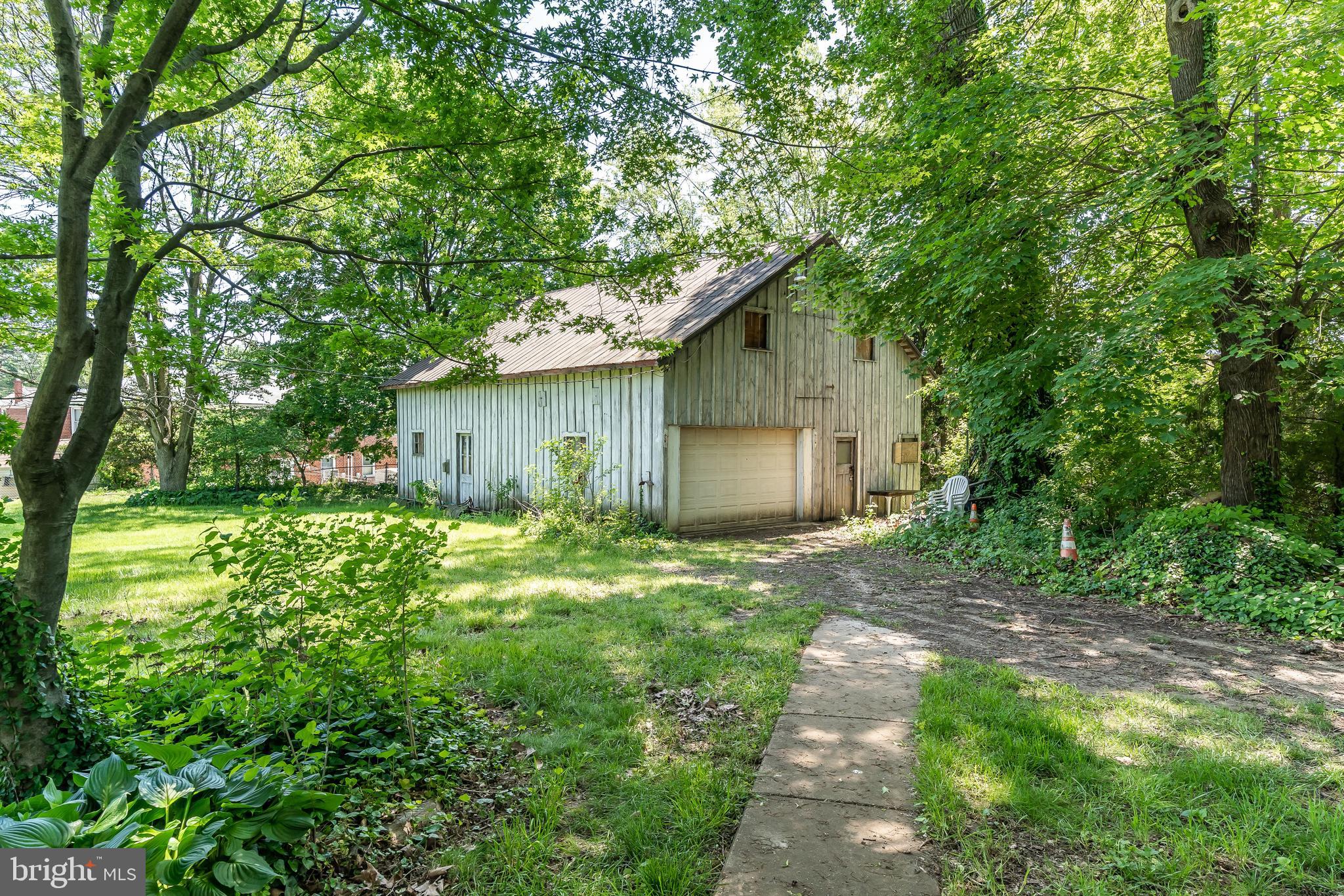 137 Cherrydell Road Baltimore, MD 21228 - Photo 35 of 44 Massive barn