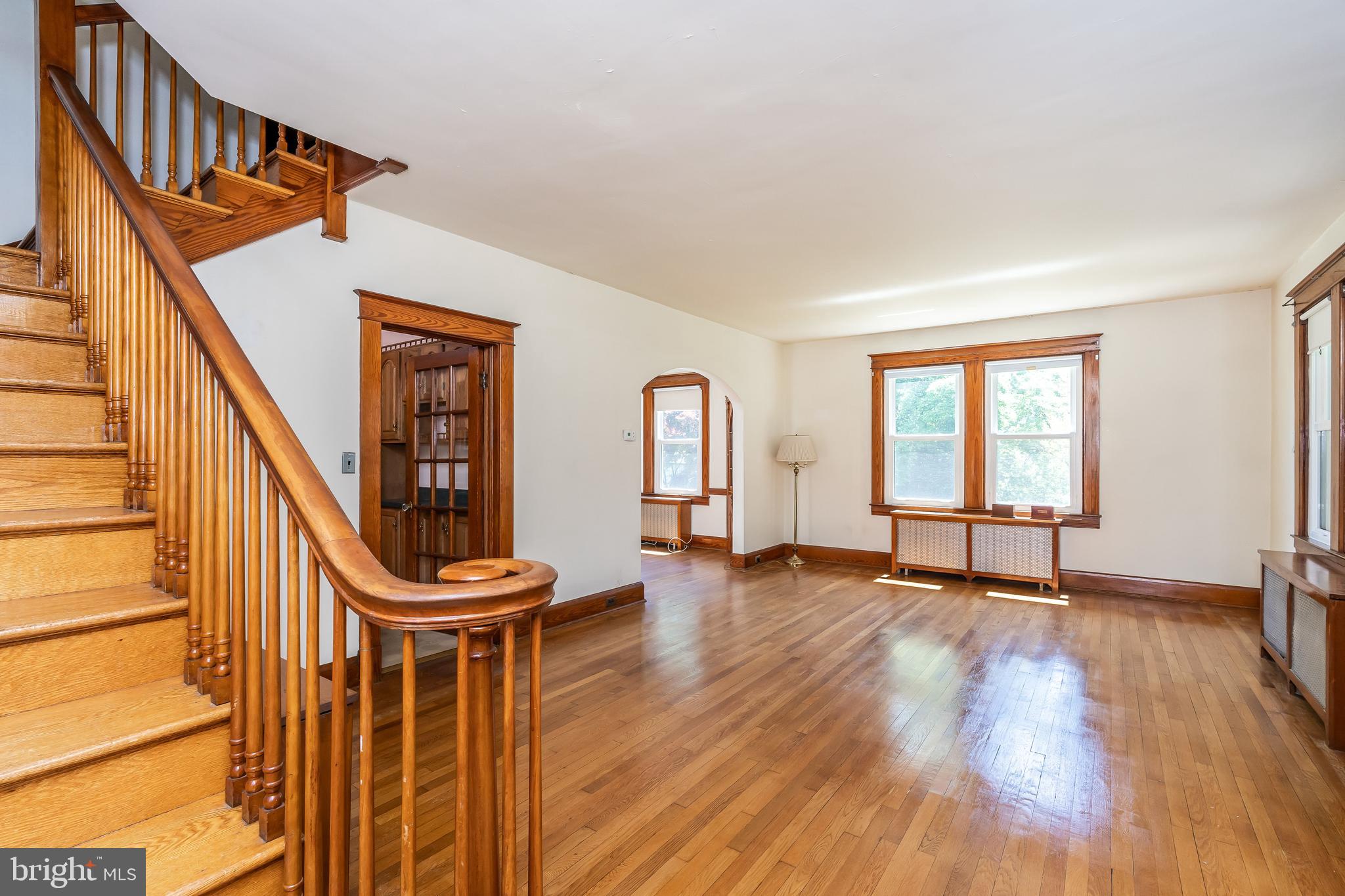 137 Cherrydell Road Baltimore, MD 21228 - Photo 8 of 44 Spacious living room