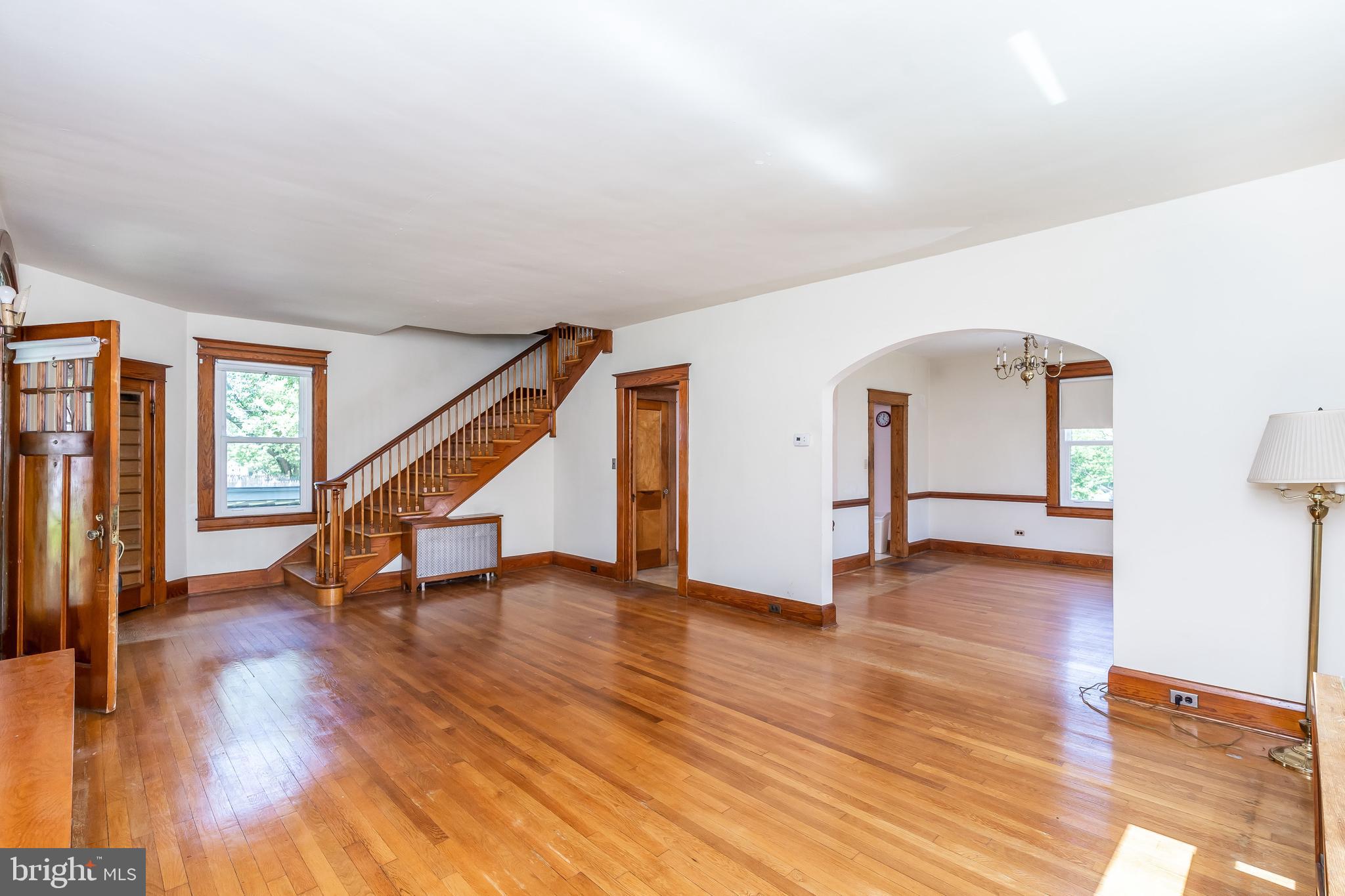 137 Cherrydell Road Baltimore, MD 21228 - Photo 10 of 44 Tall ceilings