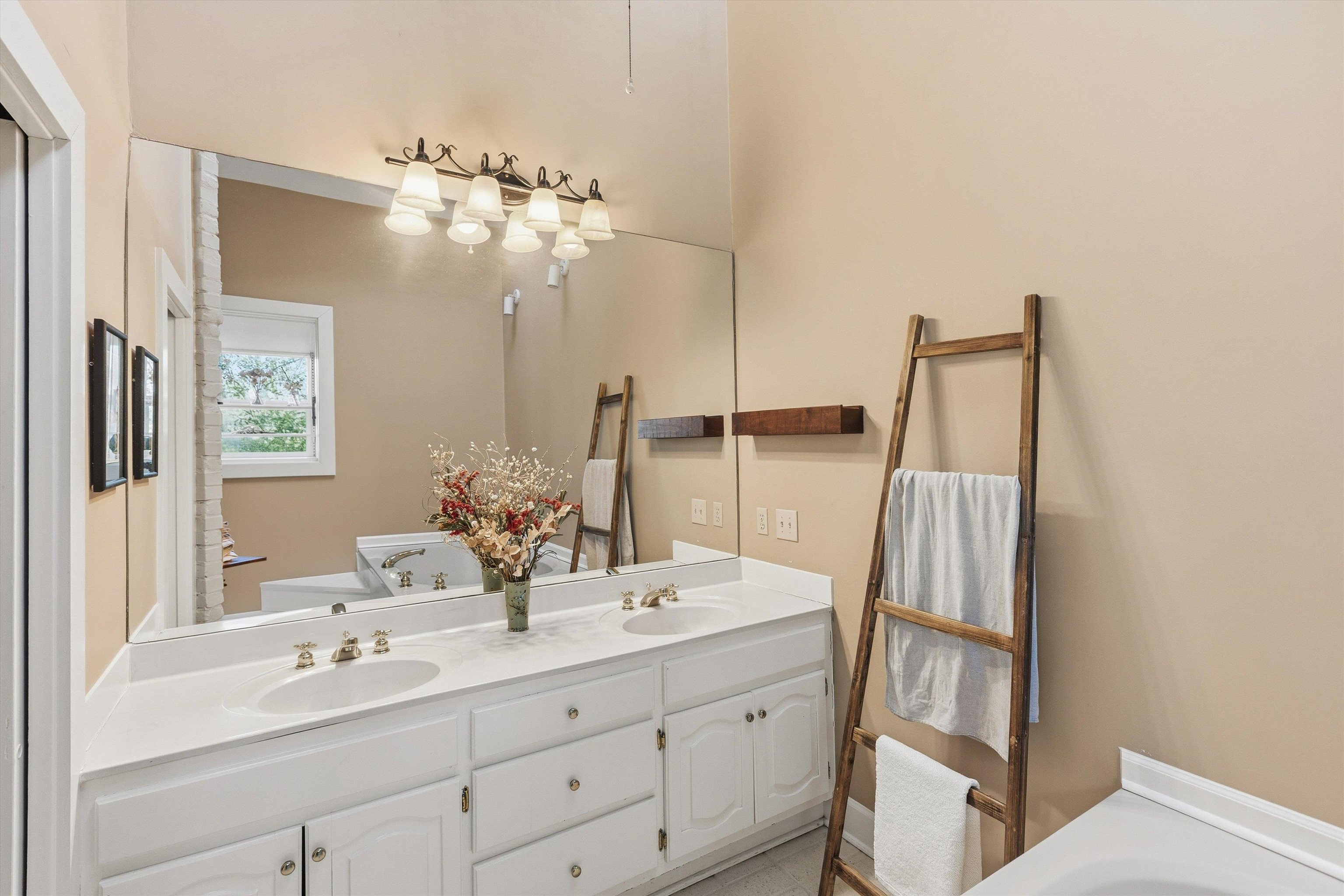 8516 Dogwood Road Germantown, TN 38139 - Photo 16 of 40 Boasts whirlpool tub and separate shower.