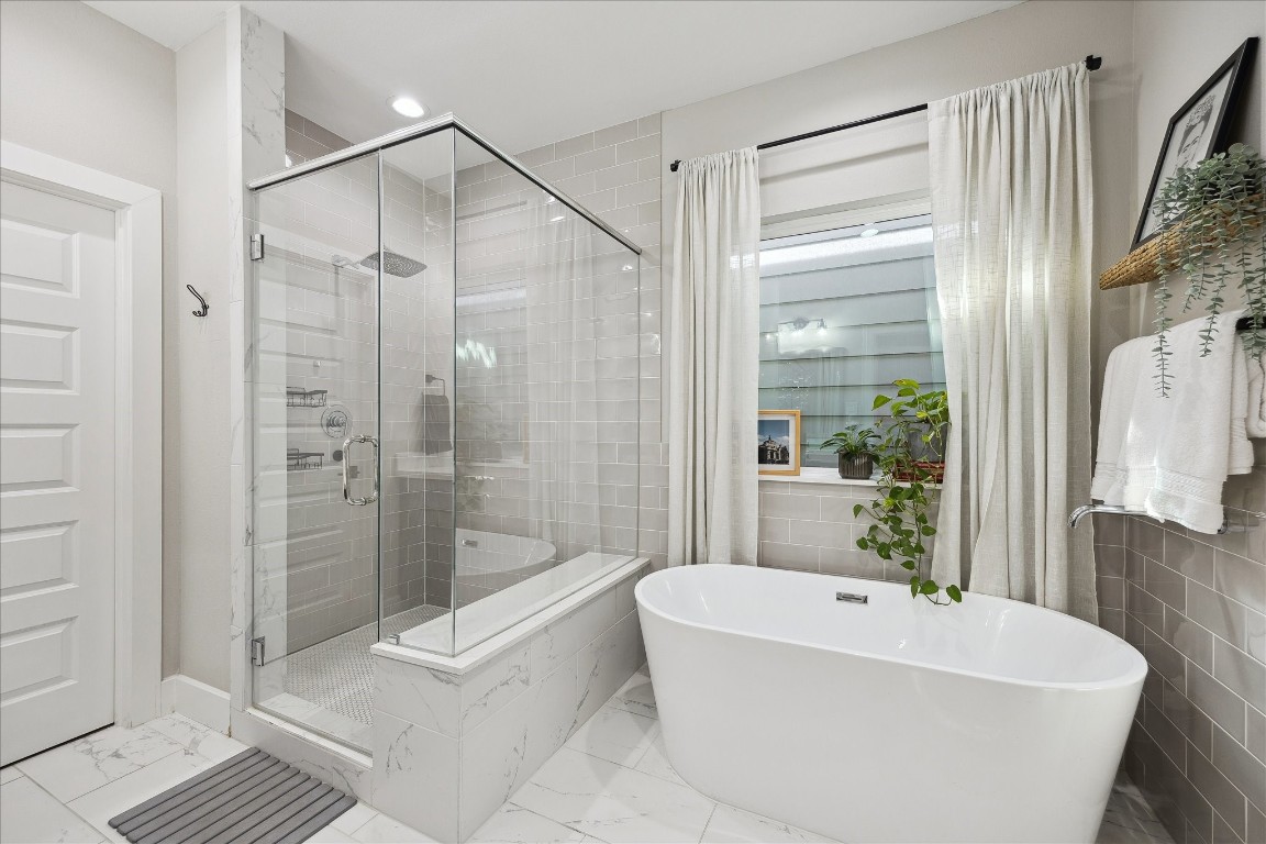 824 Morris Street Houston, TX 77009 - Photo 17 of 27 a bathroom with a bathtub and a shower