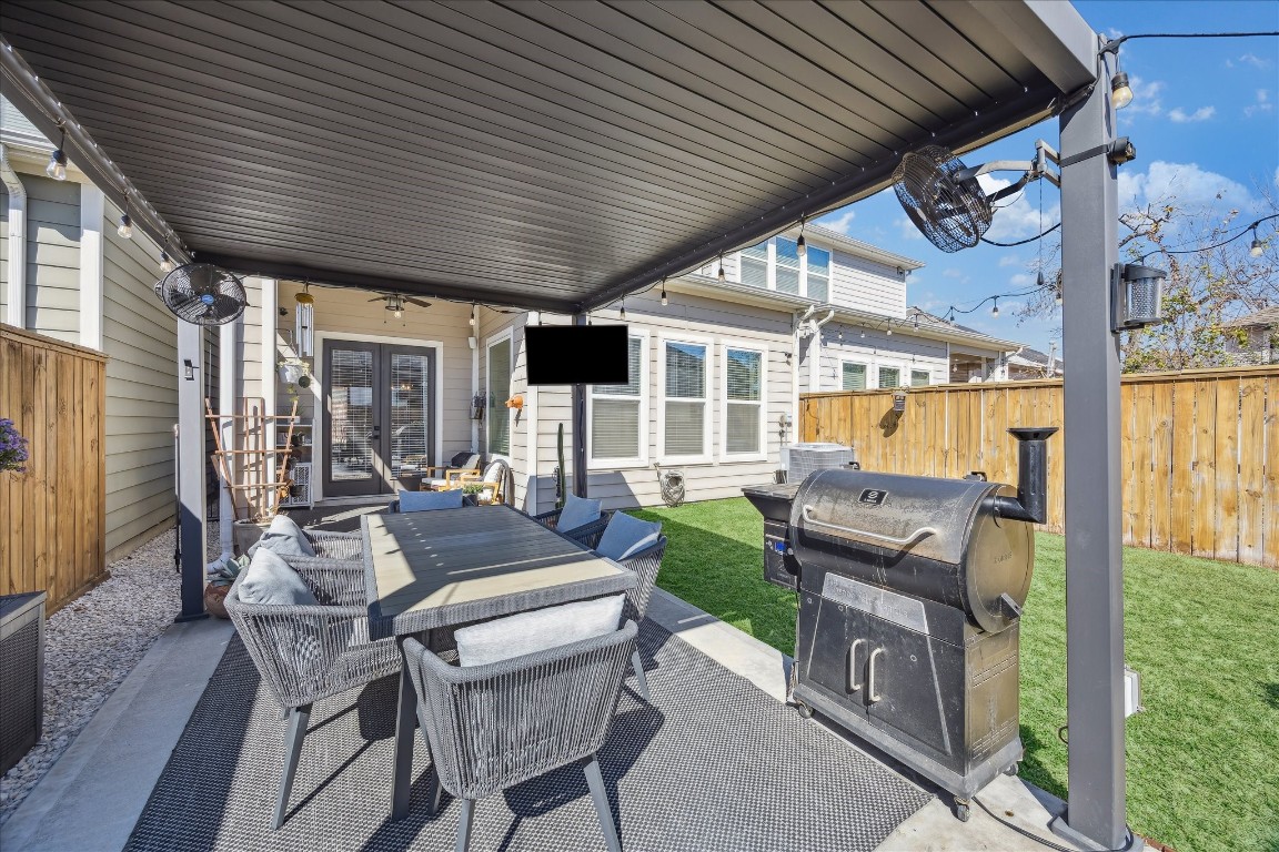 824 Morris Street Houston, TX 77009 - Photo 25 of 27 a outdoor space with furniture