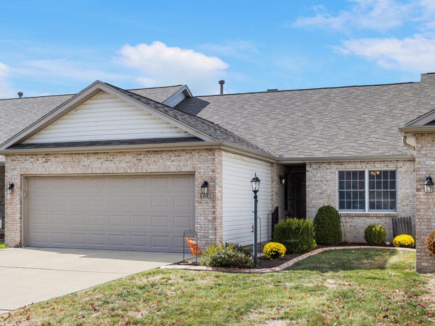 2521 Windward Boulevard Champaign, IL 61821 - Photo 2 of 35