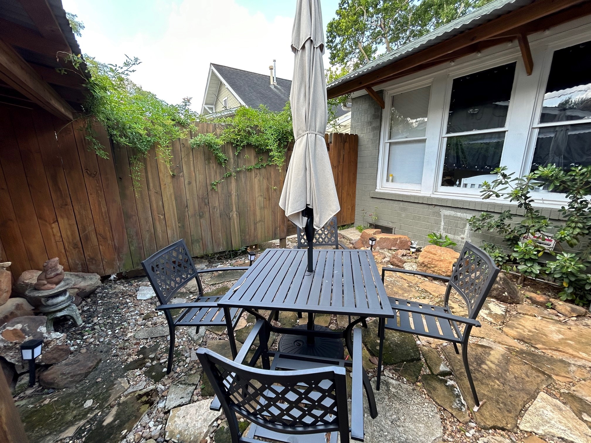 1322 Harvard Street Houston, TX 77008 - Photo 14 of 19 Backyard patio area is the right size to enjoy the outdoors. (PATIO SET NOT INCLUDED WITH LEASE)