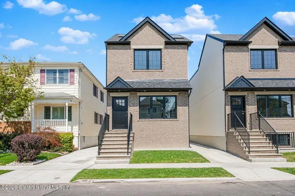 $999,999 | 77 Alberta Avenue | Travis-Chelsea