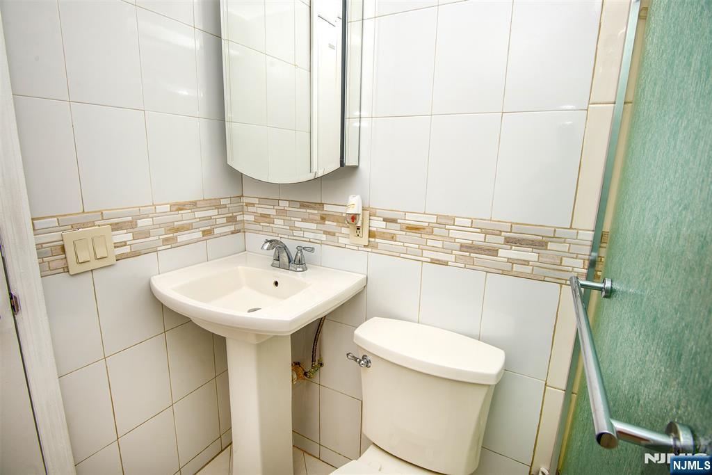 352 Billington Road Teaneck, NJ 07666 - Photo 16 of 32