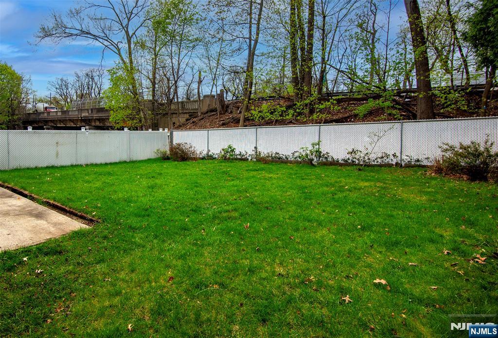 352 Billington Road Teaneck, NJ 07666 - Photo 4 of 32