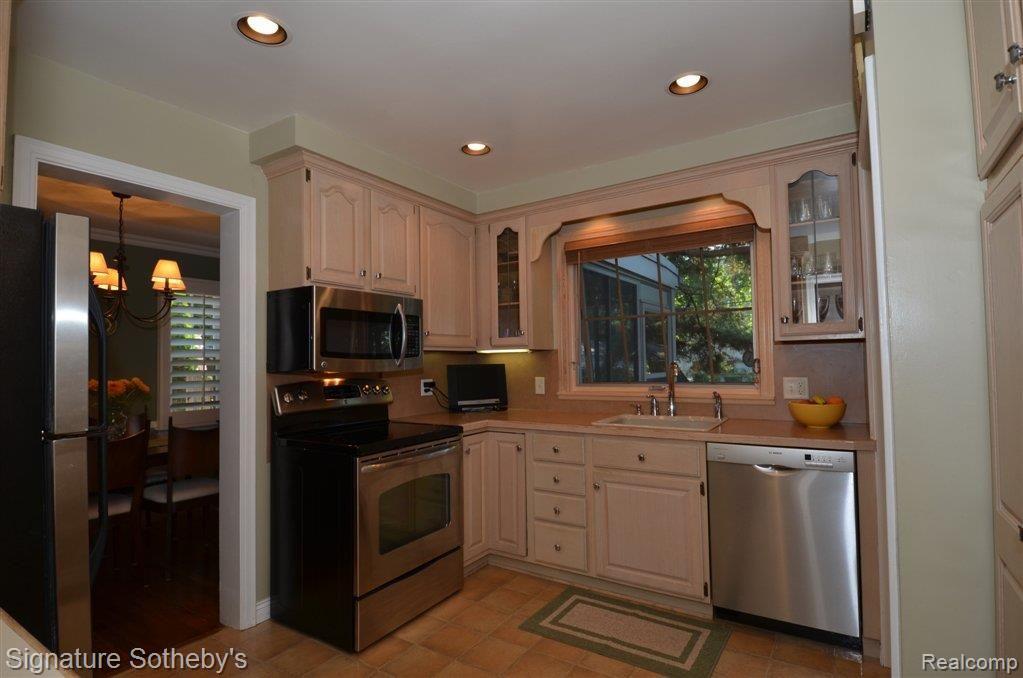 2929 Bembridge Road Royal Oak, MI 48073 - Photo 9 of 24 DSC_0626.JPG