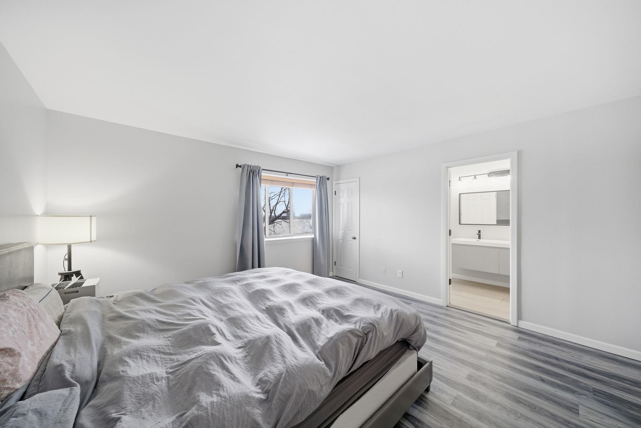 274 Sunset Key, Unit 274 Secaucus, NJ 07094 - Photo 22 of 50 a bedroom with a bed and a lamp