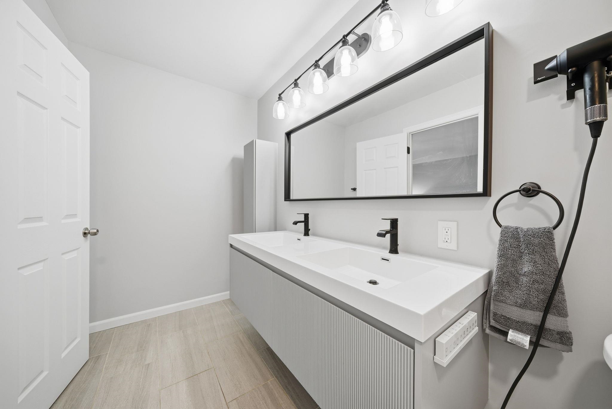 274 Sunset Key, Unit 274 Secaucus, NJ 07094 - Photo 26 of 50 a bathroom with a sink and a mirror