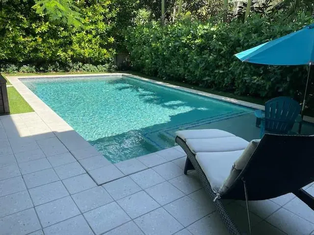 a view of a backyard