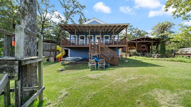 a view of a house with backyard