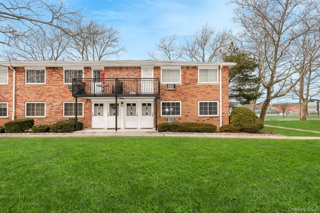 $369,000 | 1233 Melville Road, Unit 60, Jericho, NY 11753