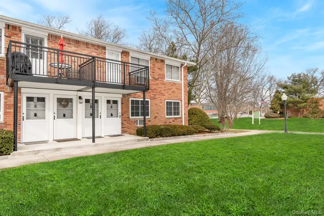 $369,000 | 1233 Melville Road, Unit 60, Jericho, NY 11753