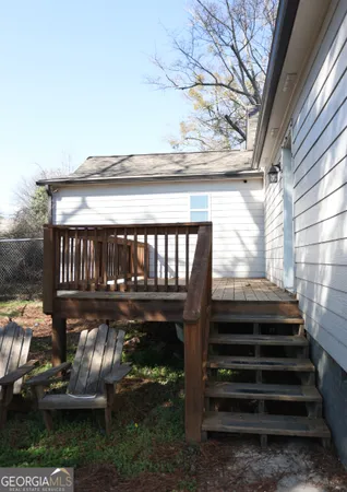 a view of entryway with a front door