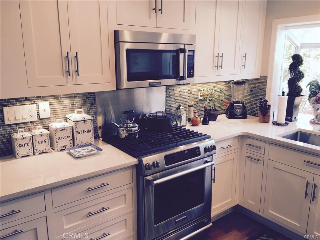 16 Goldstone Irvine, CA 92614 - Photo 3 of 14 Kitchen w/White Shaker Cabinets