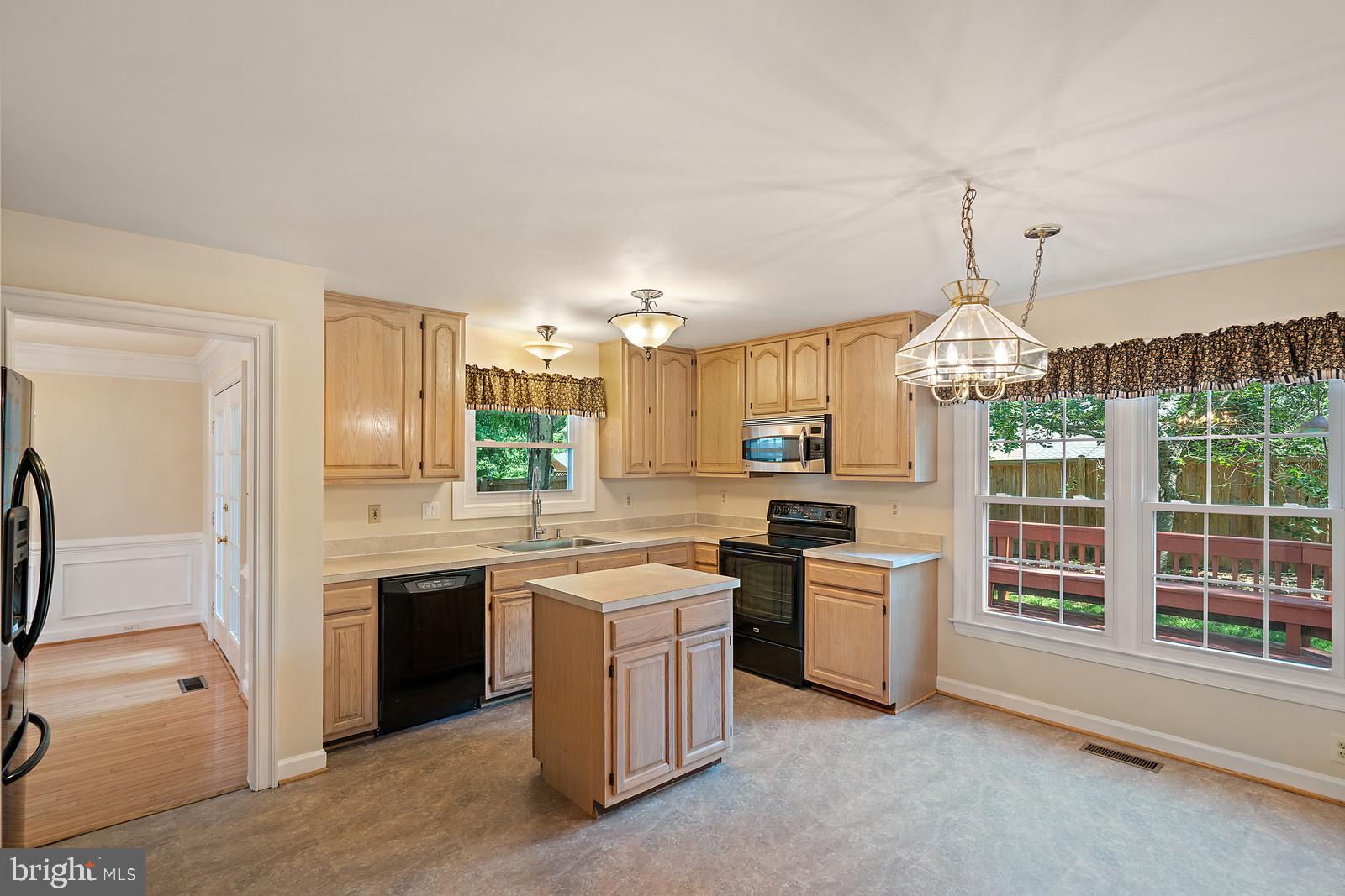 8518 Silverdale Road Lorton, VA 22079 - Photo 13 of 45 Kitchen with Breakfast Nook