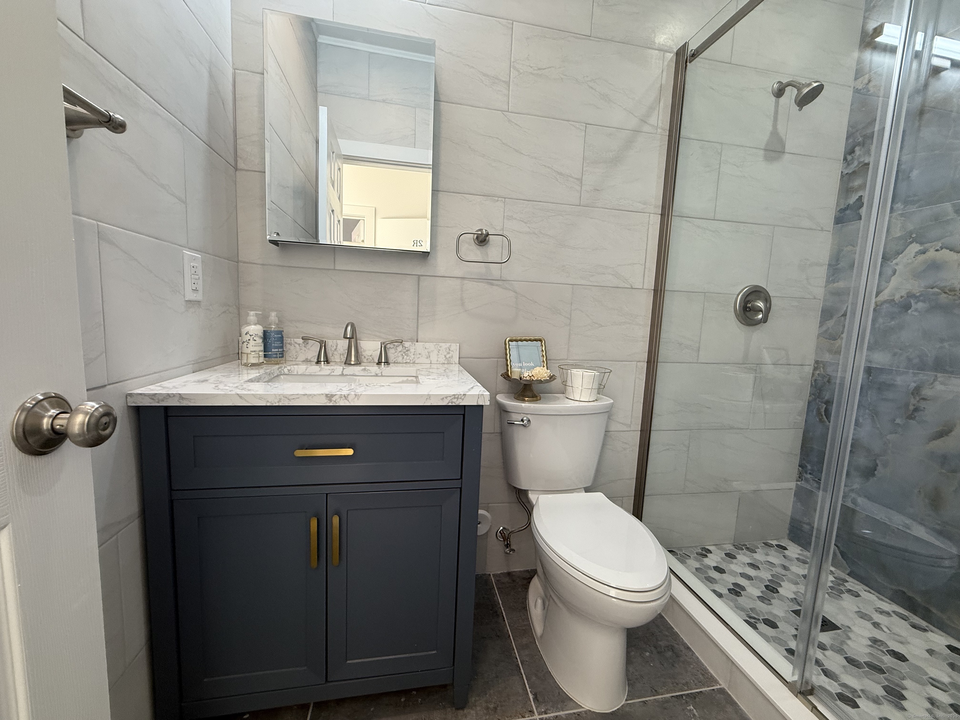 253 State Street, Unit 3R New London, CT 06320 - Photo 3 of 7 a bathroom with a sink toilet and shower