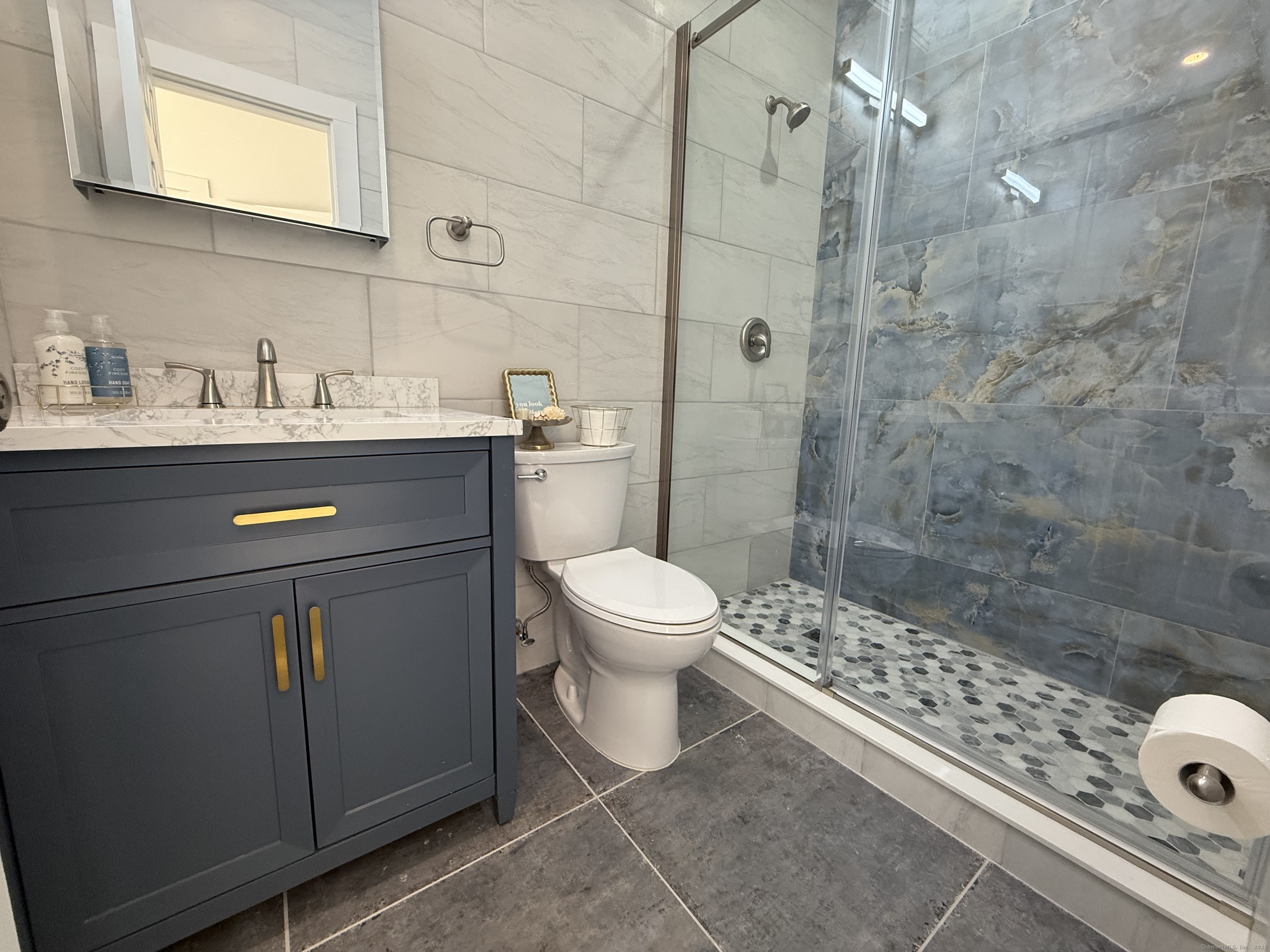 253 State Street, Unit 3R New London, CT 06320 - Photo 4 of 7 a bathroom with a sink toilet and shower