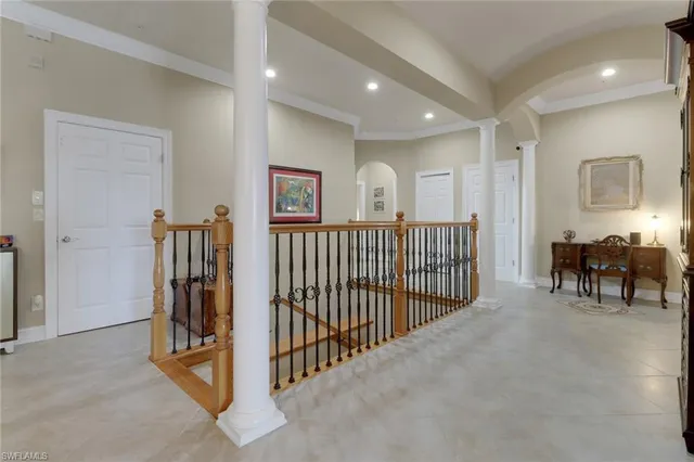 a view of entryway with livingroom