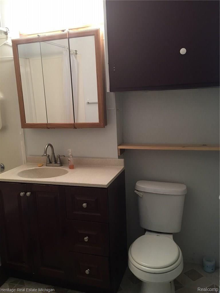 8015 Coyle Road Whitmore Lake, MI 48189 - Photo 9 of 18 single family ranch bathroom