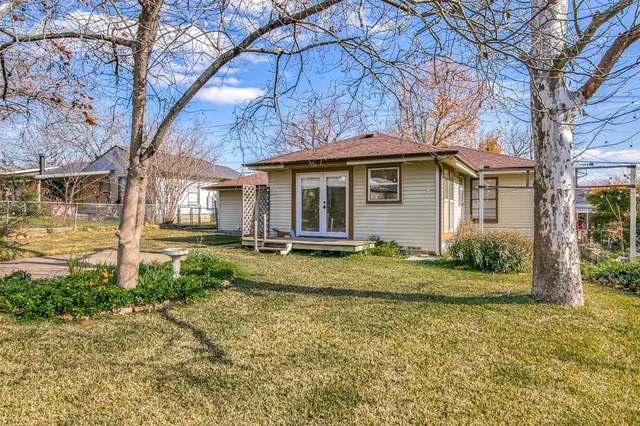 a view of a house with a yard